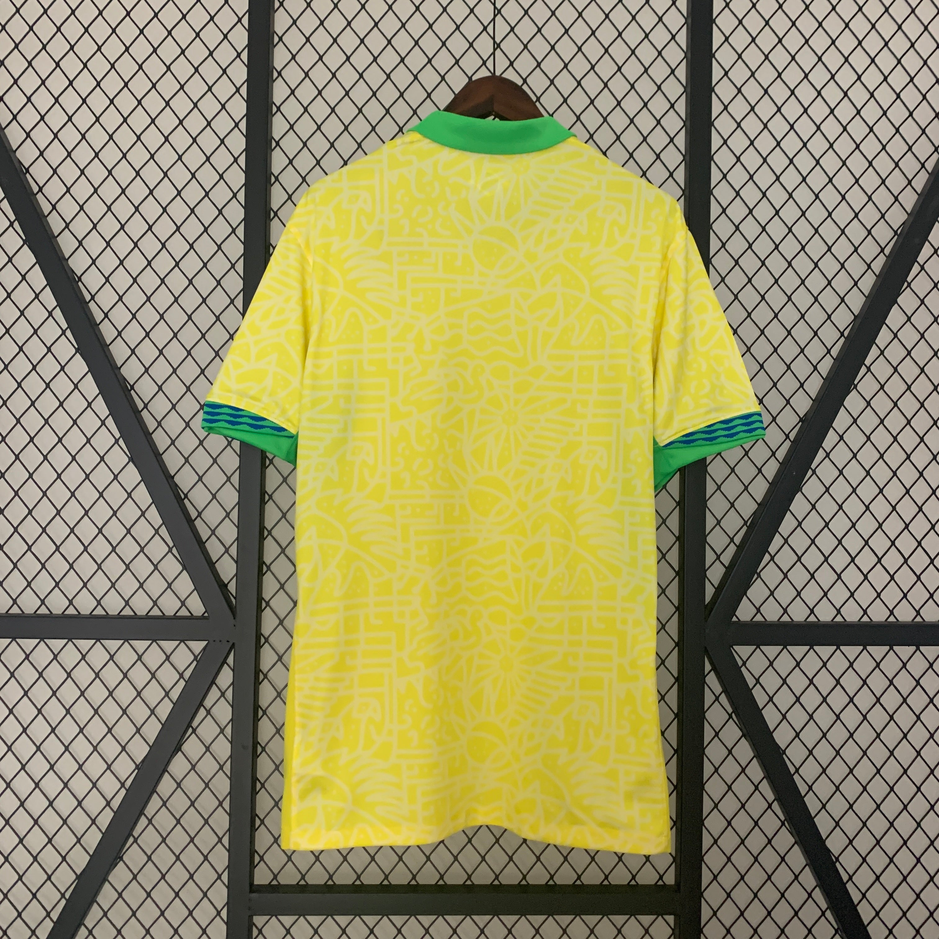 Entdecken Sie die offiziellen Brasilien-Heimoutfits für die Saison 2024/2025!