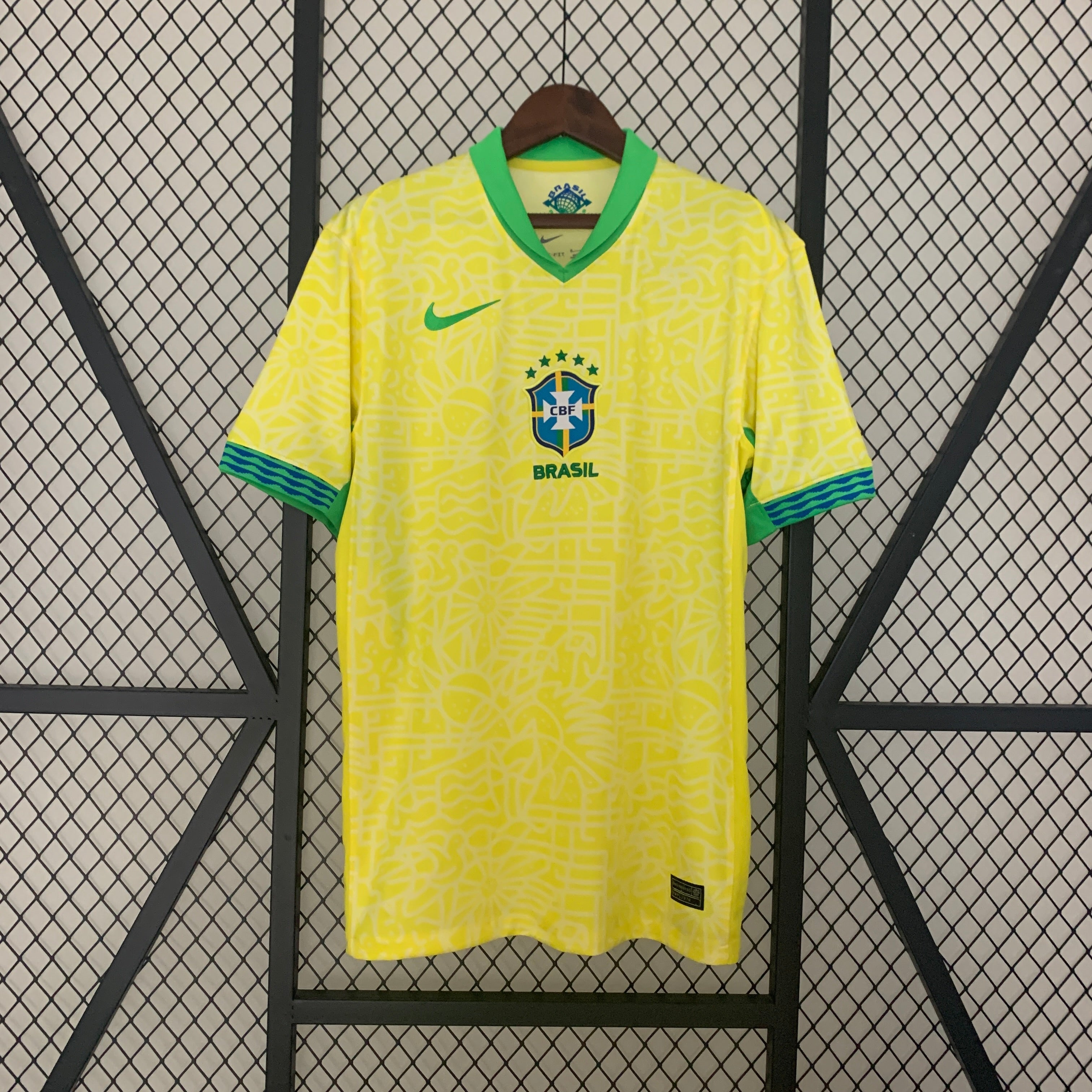 Entdecken Sie die offiziellen Brasilien-Heimoutfits für die Saison 2024/2025!