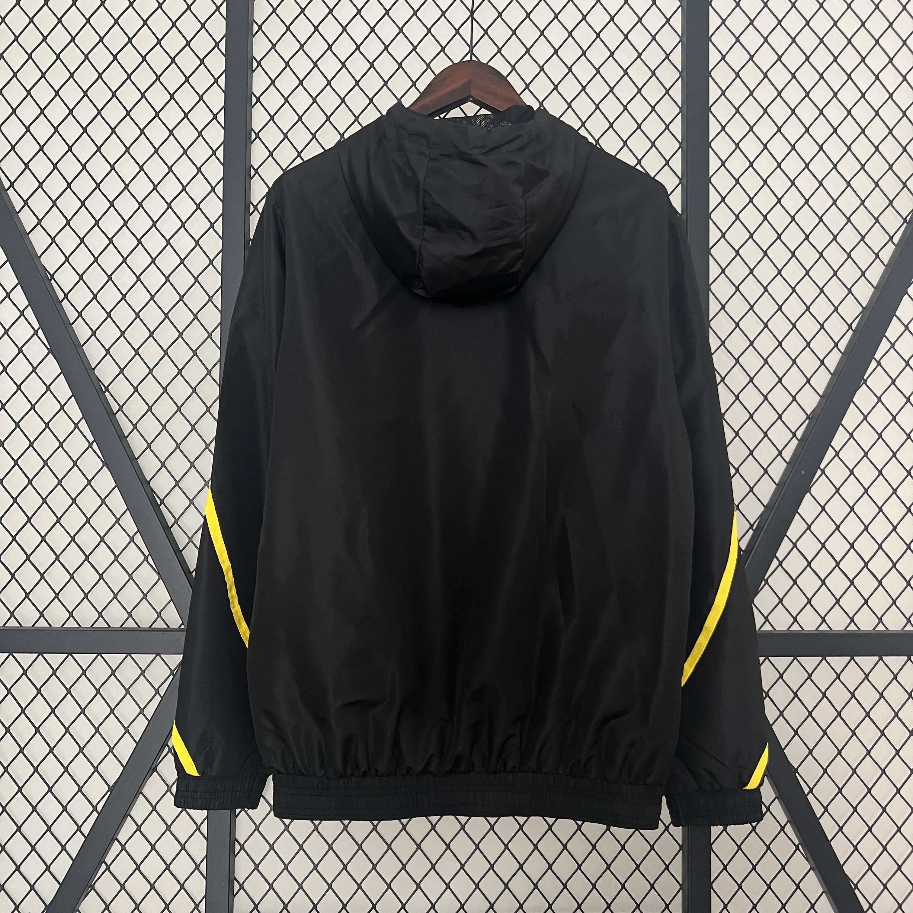 Borussia Dortmund Trench Coat 2024/2025 – Iconische Stijl voor Echte Fans!