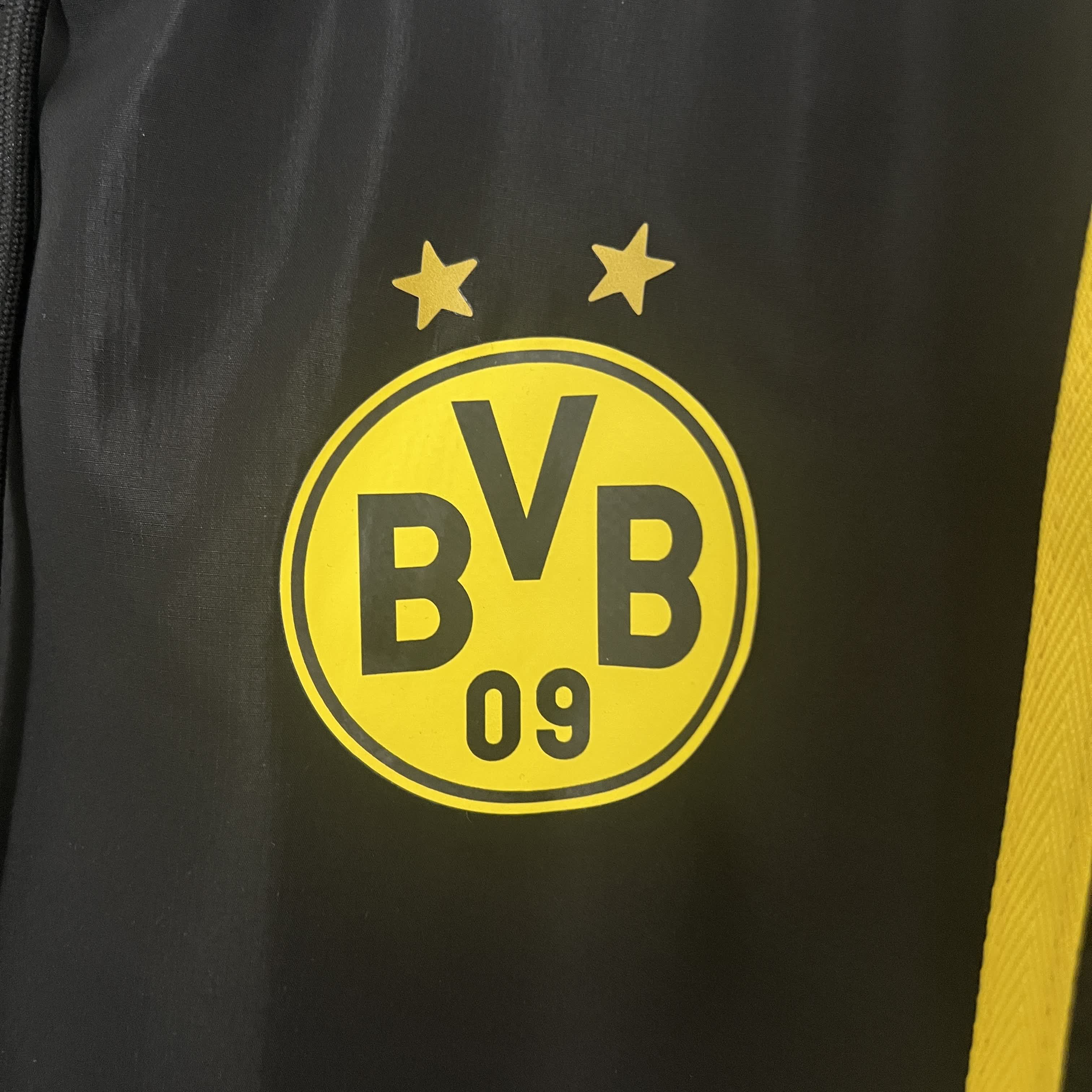 Borussia Dortmund Trench Coat 2024/2025 – Iconische Stijl voor Echte Fans!