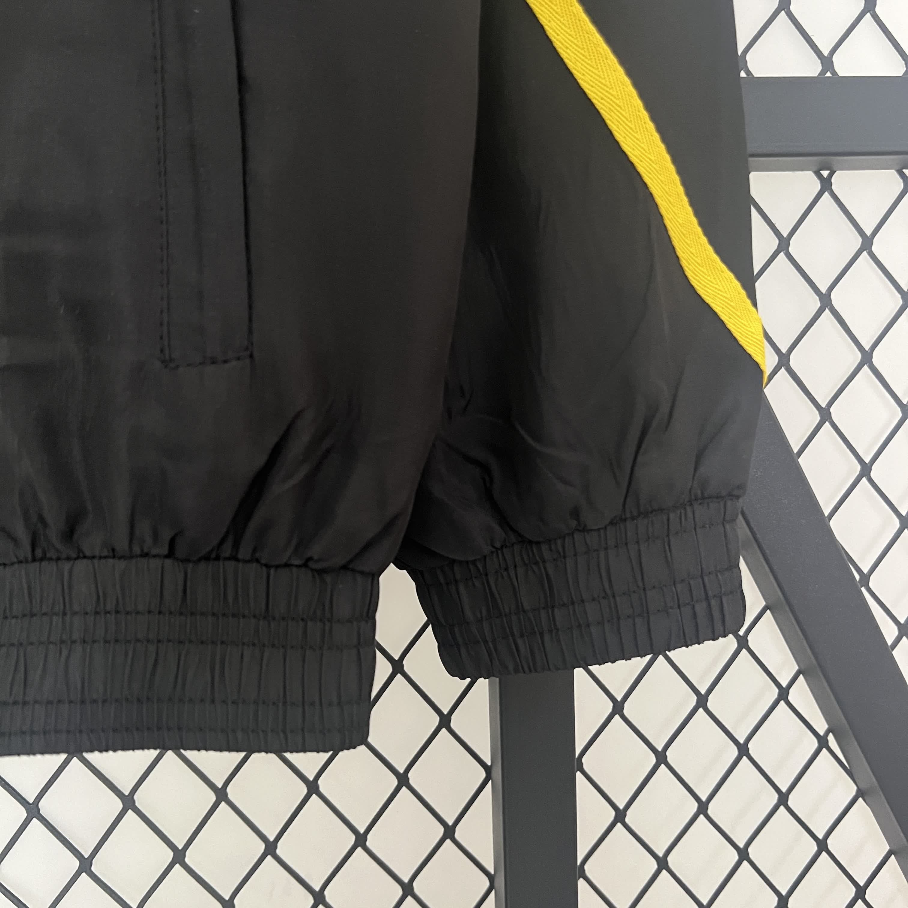 Borussia Dortmund Trench Coat 2024/2025 – Iconische Stijl voor Echte Fans!