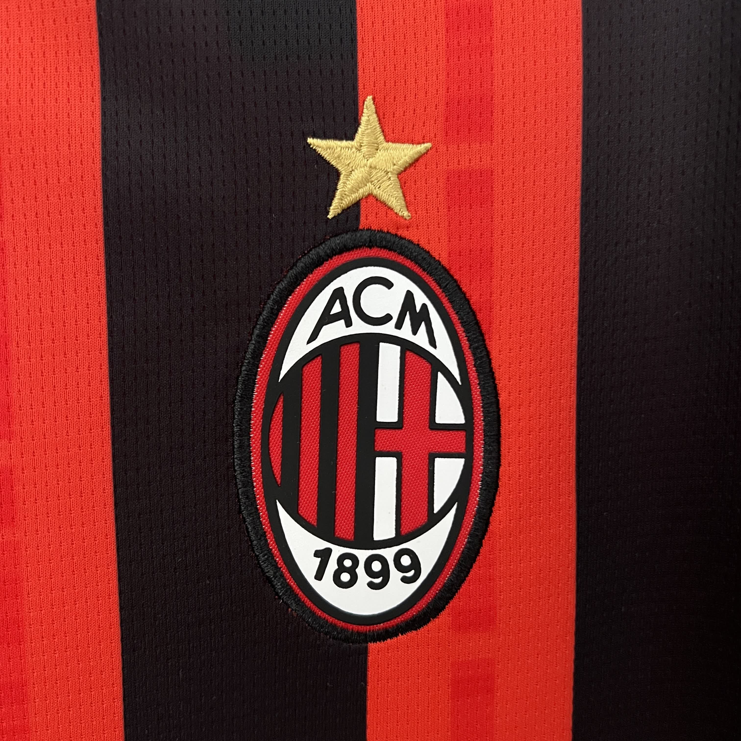 Maglia ufficiale AC Milan Home 2024/2025 - Rossa e nera con dettagli bianchi