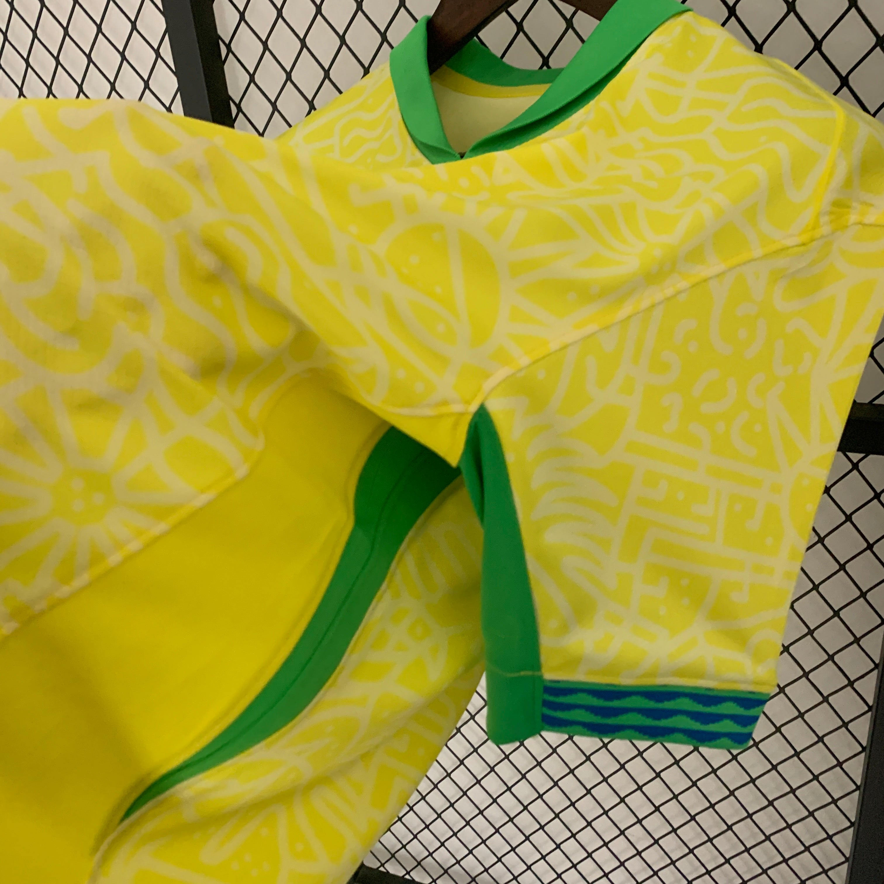 Entdecken Sie die offiziellen Brasilien-Heimoutfits für die Saison 2024/2025!