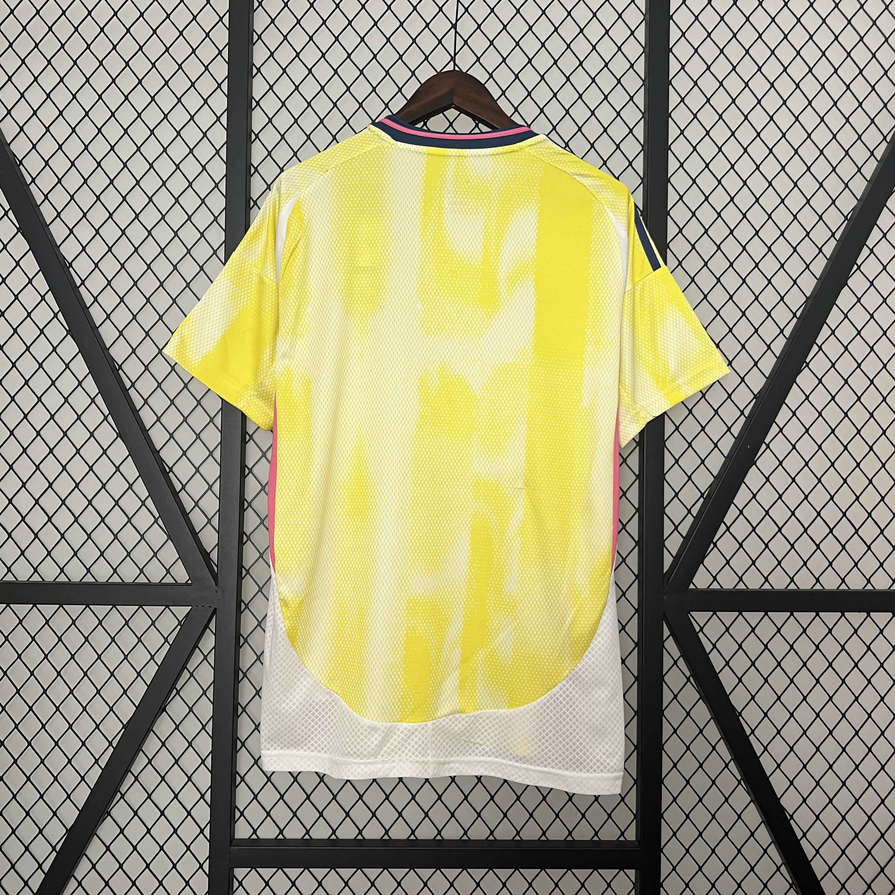 Officiële Juventus Derde Shirt 2024/2025 - Geel met Roze en Donkere Accenten