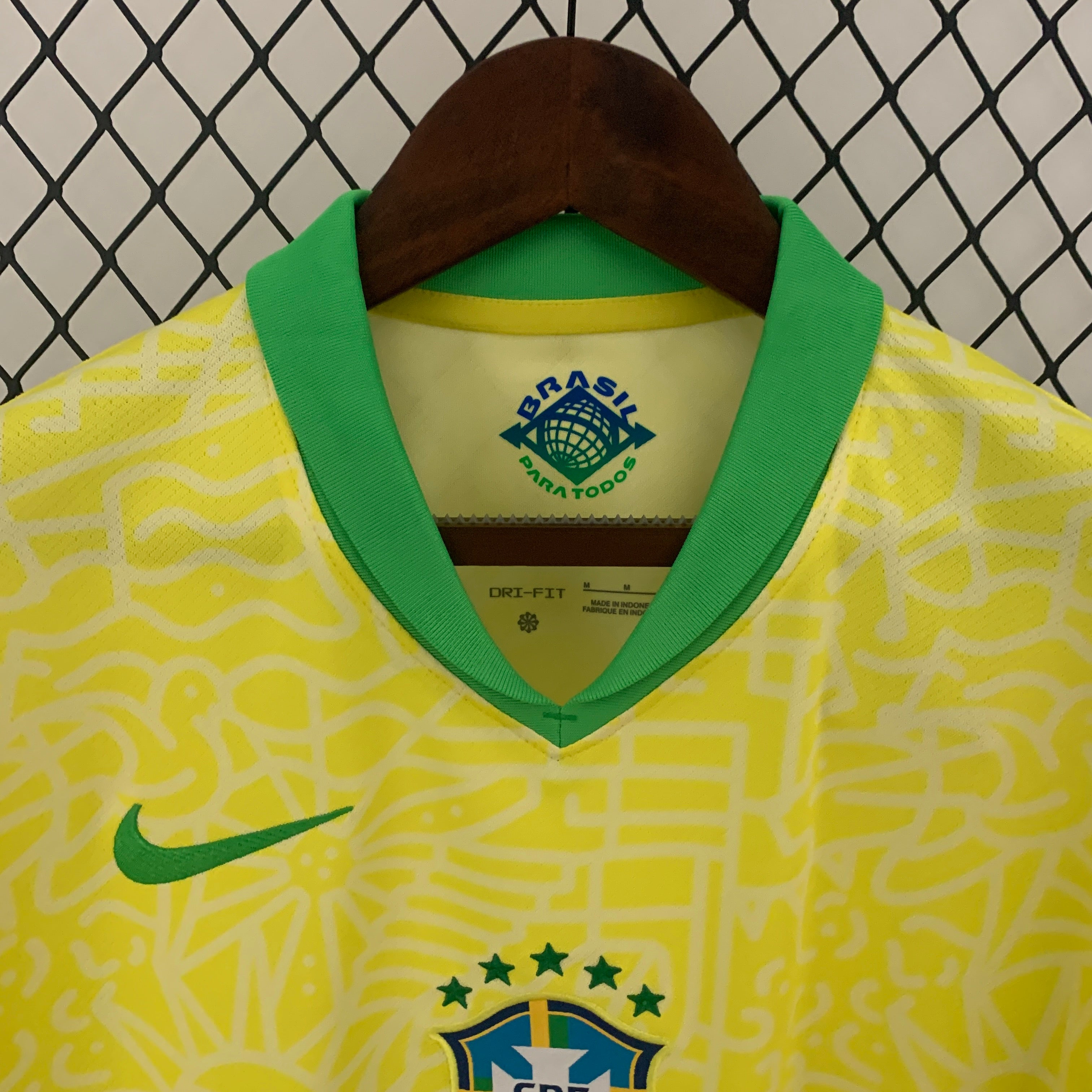 Entdecken Sie die offiziellen Brasilien-Heimoutfits für die Saison 2024/2025!