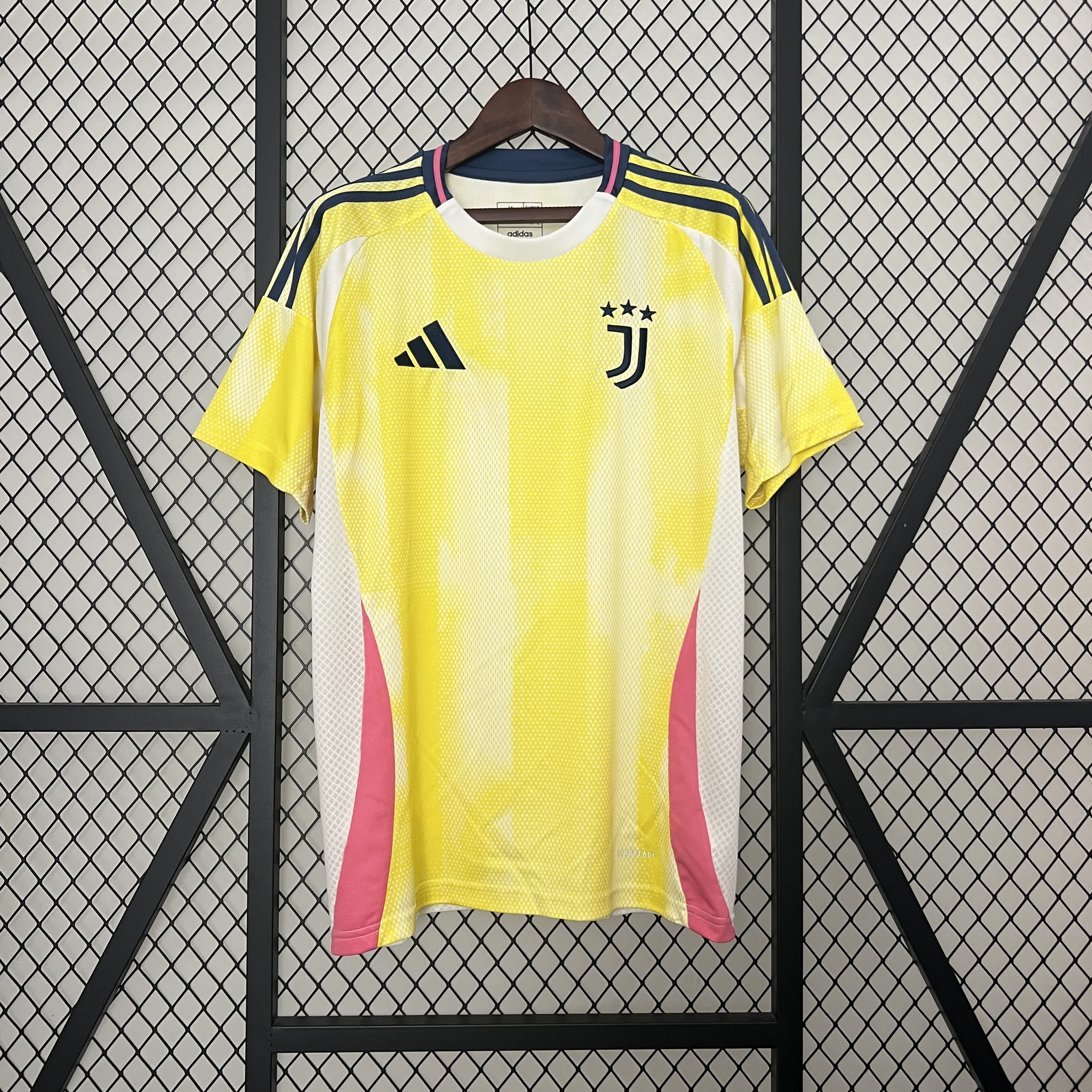 Officiële Juventus Derde Shirt 2024/2025 - Geel met Roze en Donkere Accenten