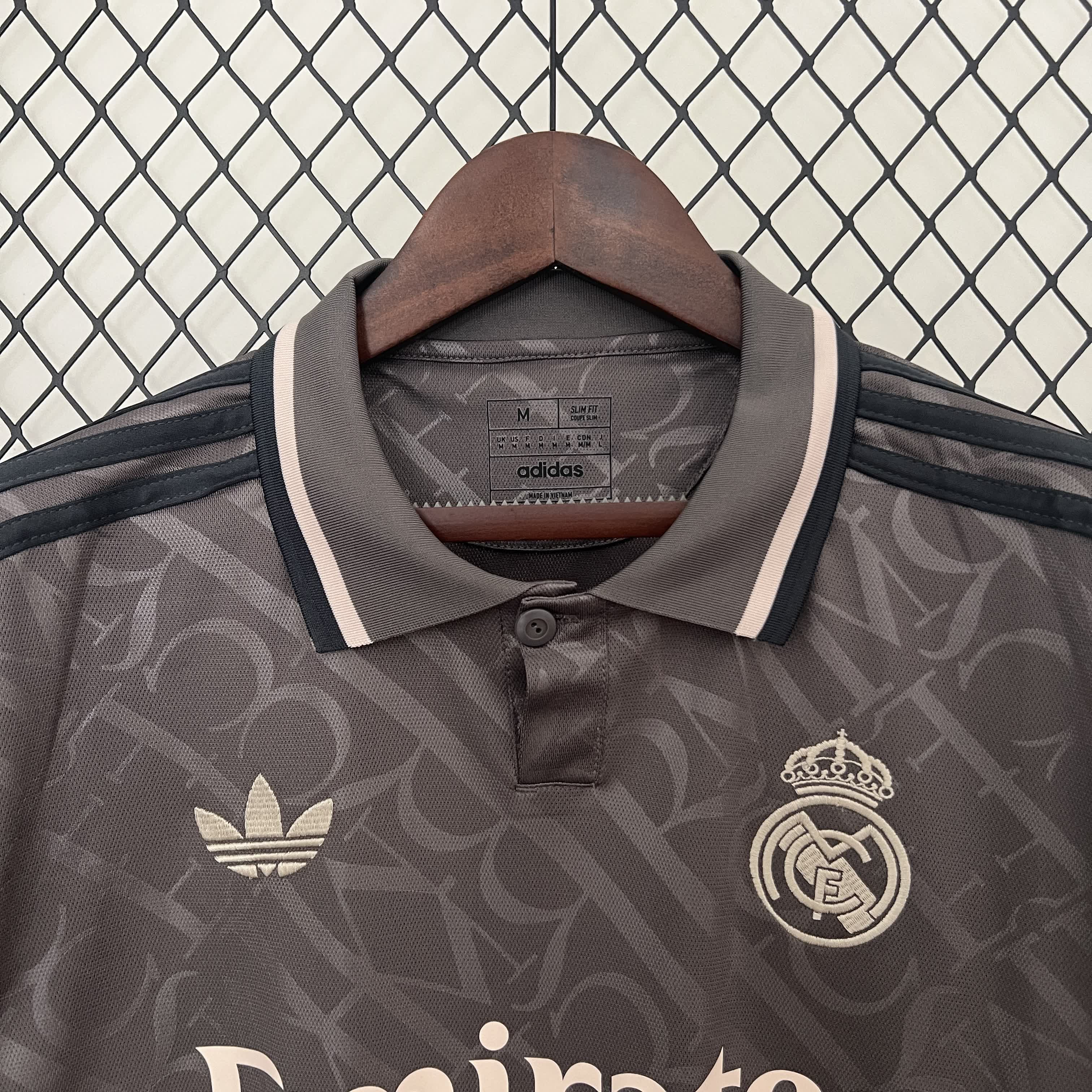 Offizielles Ausweichtrikot 2024/25 von Real Madrid – Grau mit weißen Akzenten