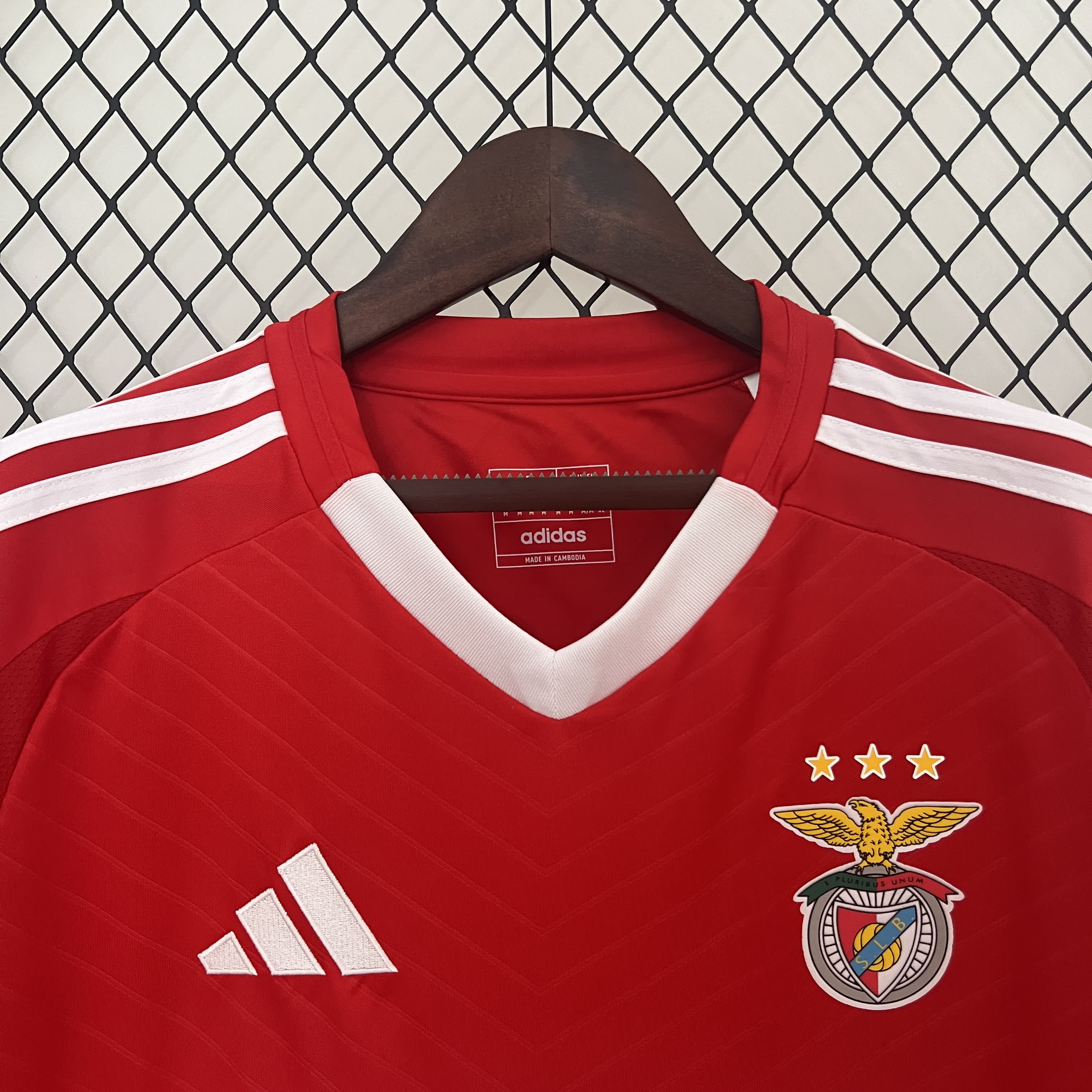 Sostieni il Benfica con le divise ufficiali Home per la stagione 2024/2025!