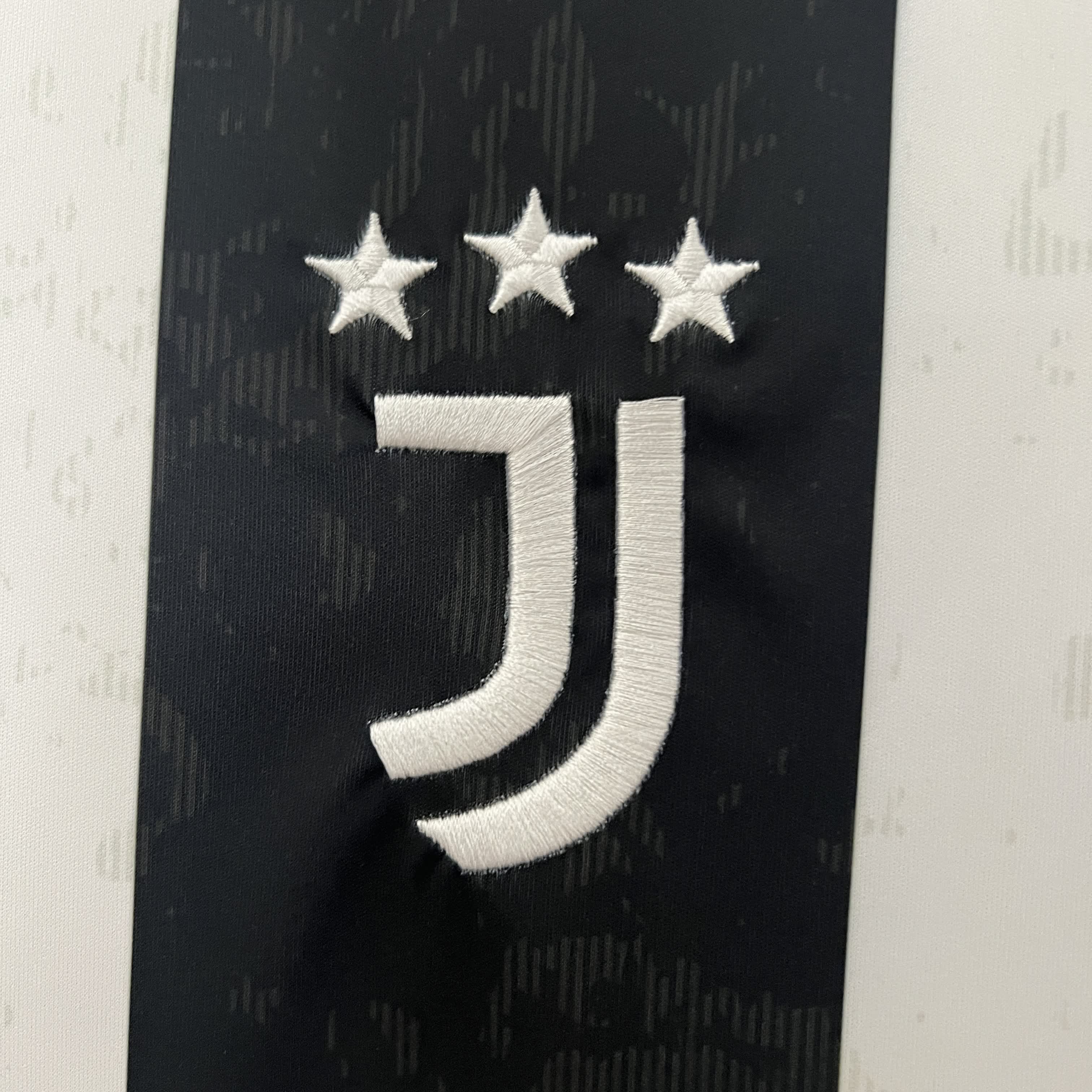 Maglia ufficiale Juventus Home 2024/2025 - Bianca e nera con strisce classiche