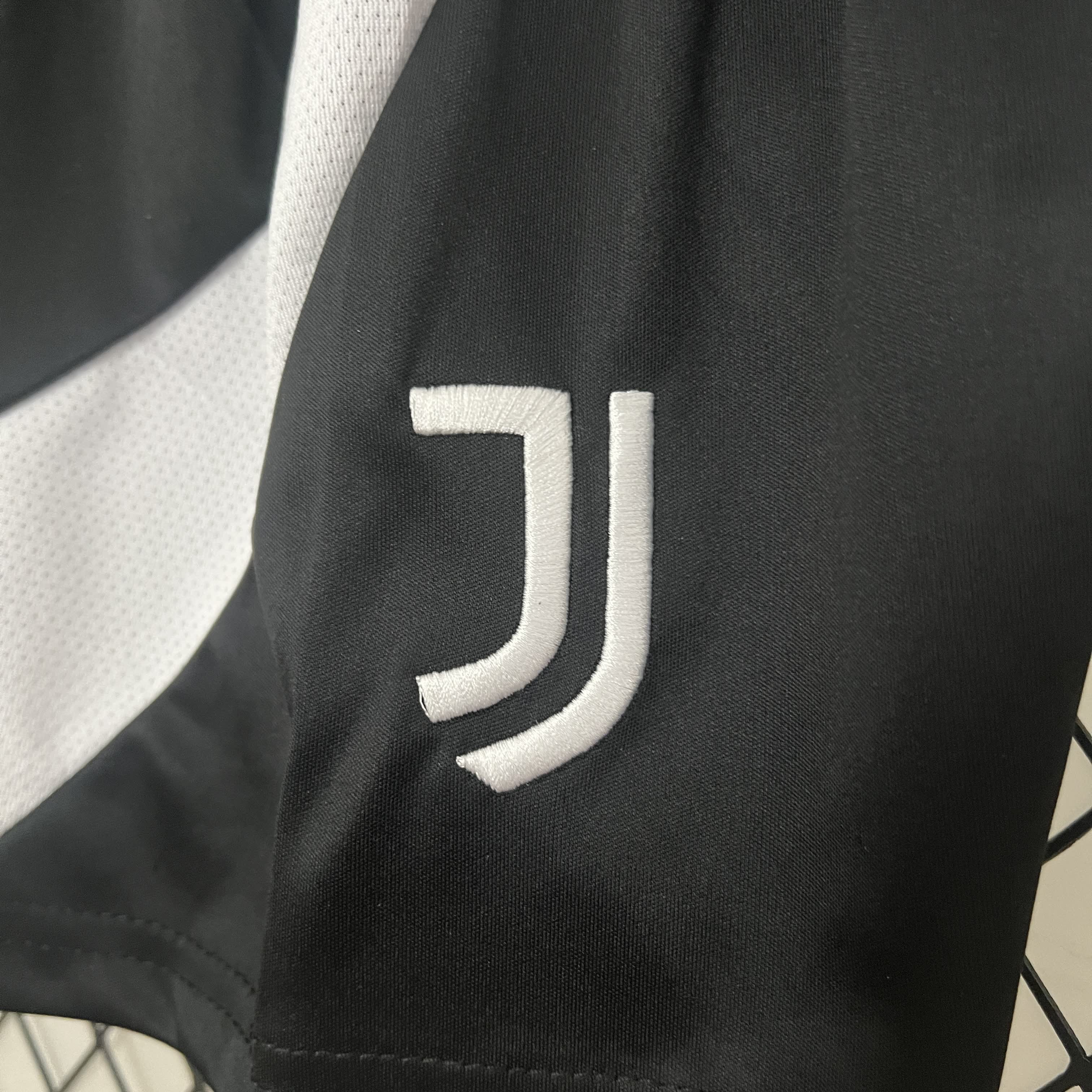 Juventus Kids Home Kit 2024/2025 – Voor Jonge Bianconeri Fans!