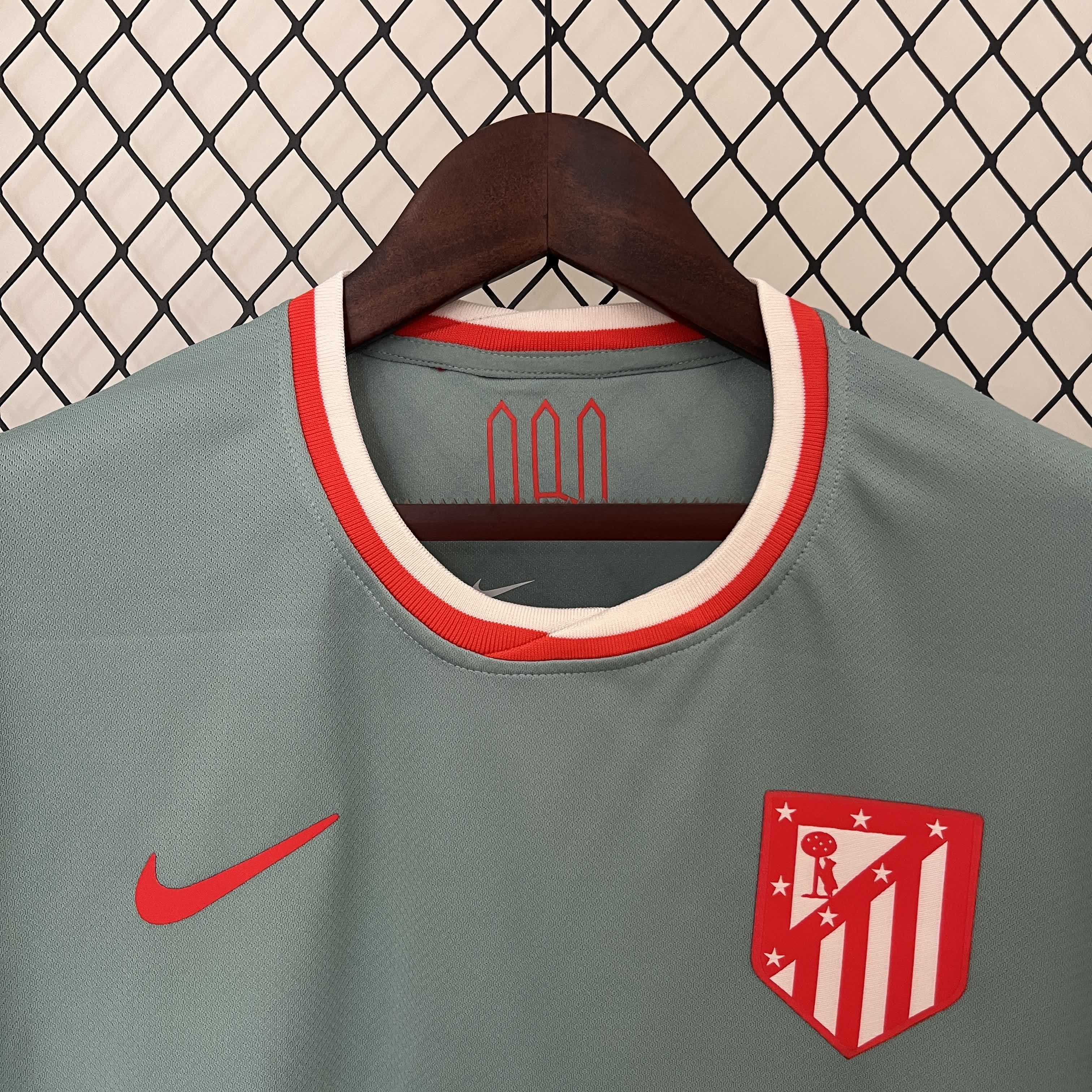 Terza Maglia Ufficiale dell'Atlético Madrid 2024/2025 - Verde e Rossa