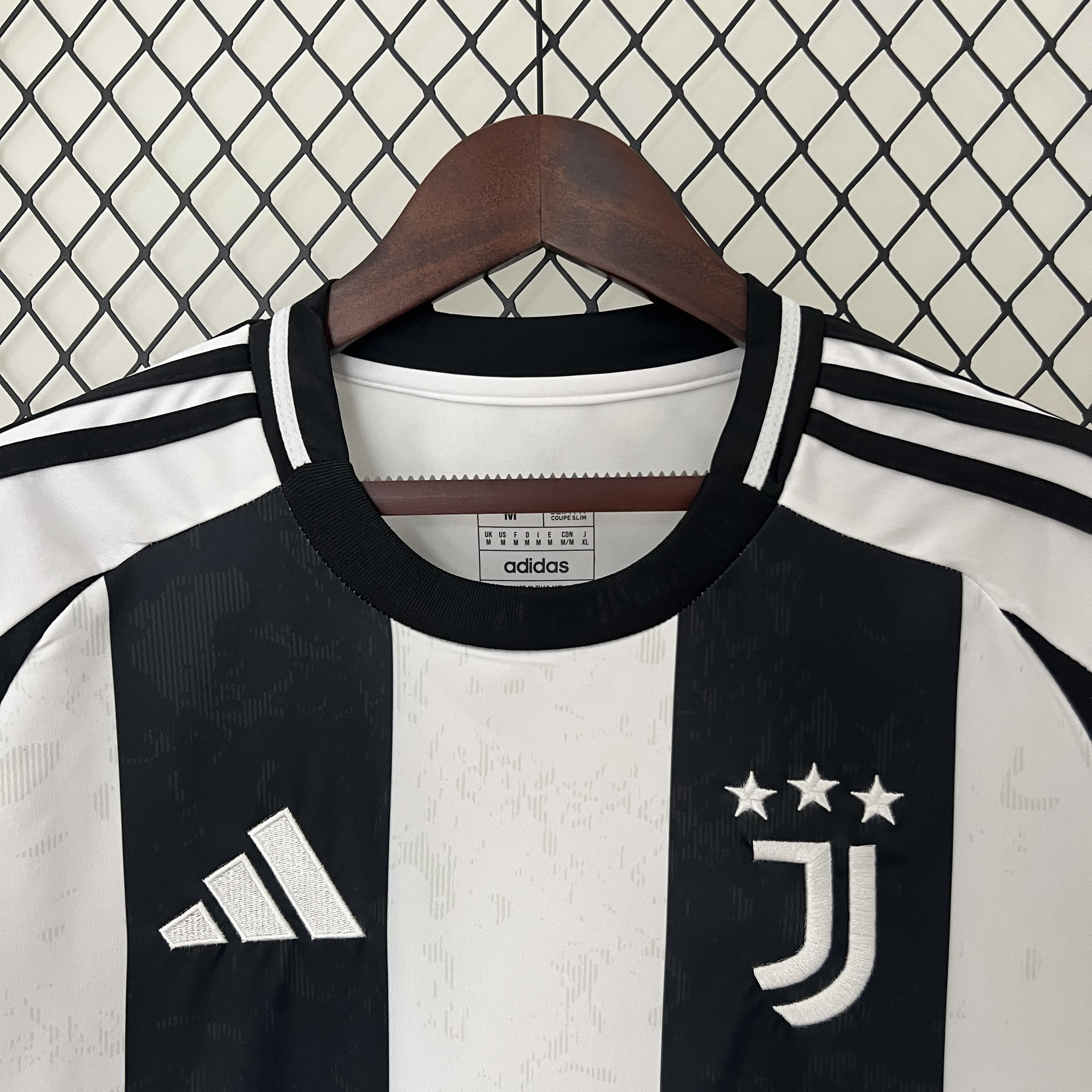 Offizielles Juventus-Heimtrikot 2024/2025 – Schwarz und Weiß mit klassischen Streifen