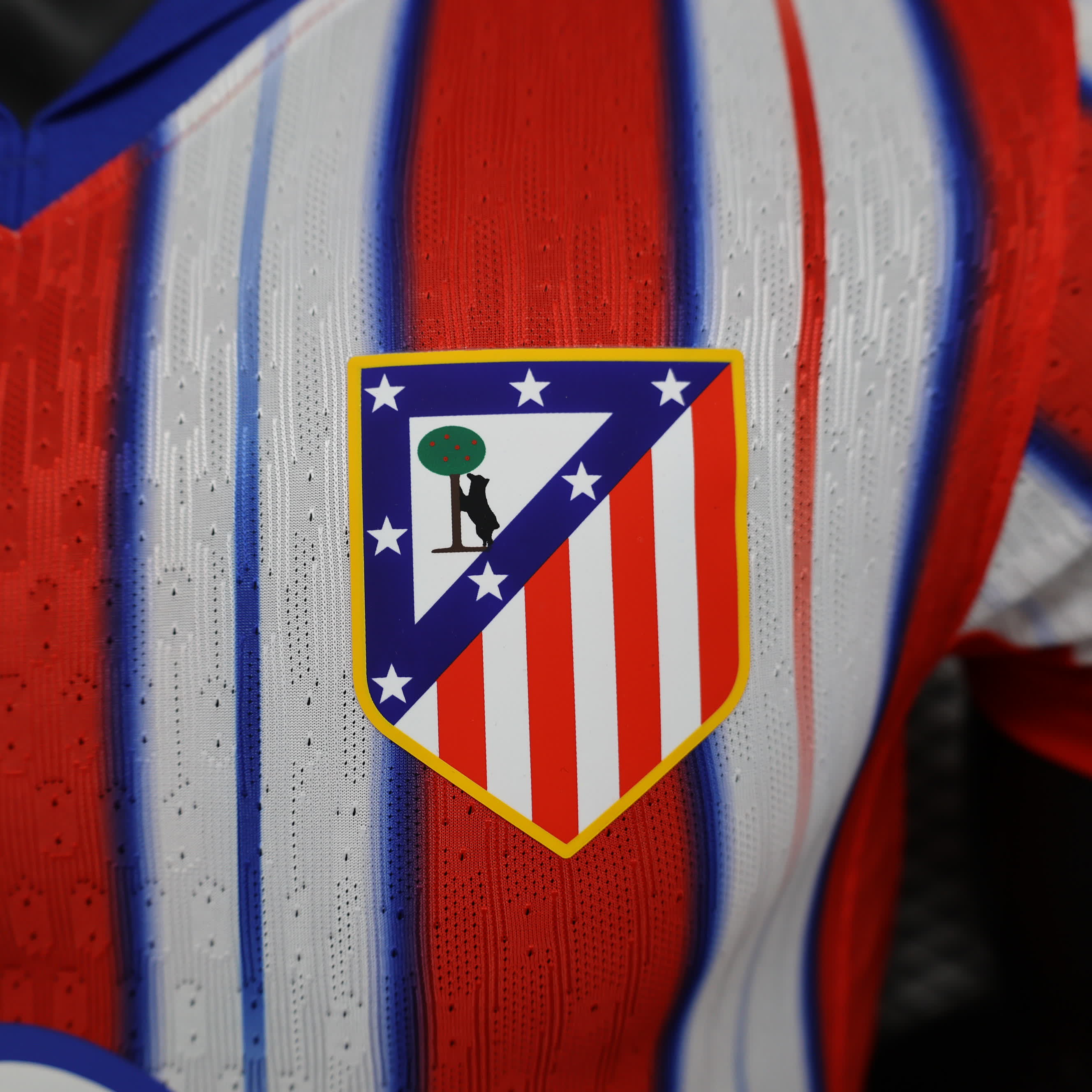 Terza maglia ufficiale dell'Atlético Madrid 2024/2025 - Rossa, Bianca e Blu