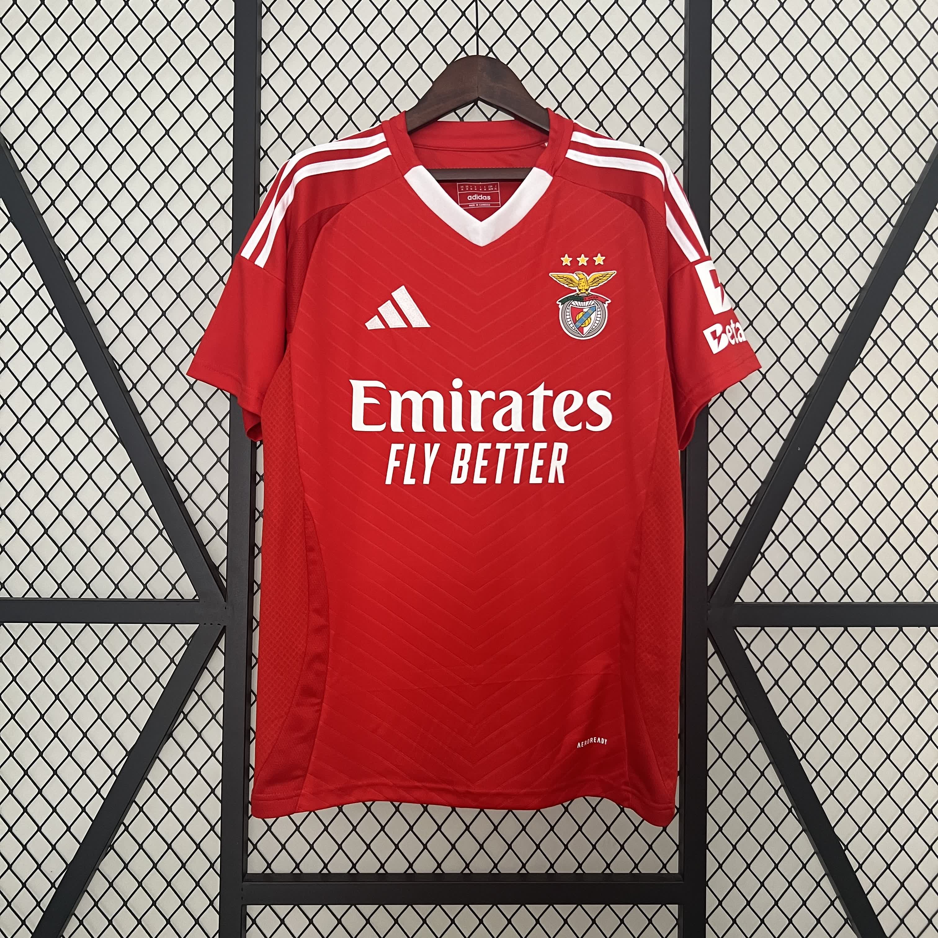 Sostieni il Benfica con le divise ufficiali Home per la stagione 2024/2025!