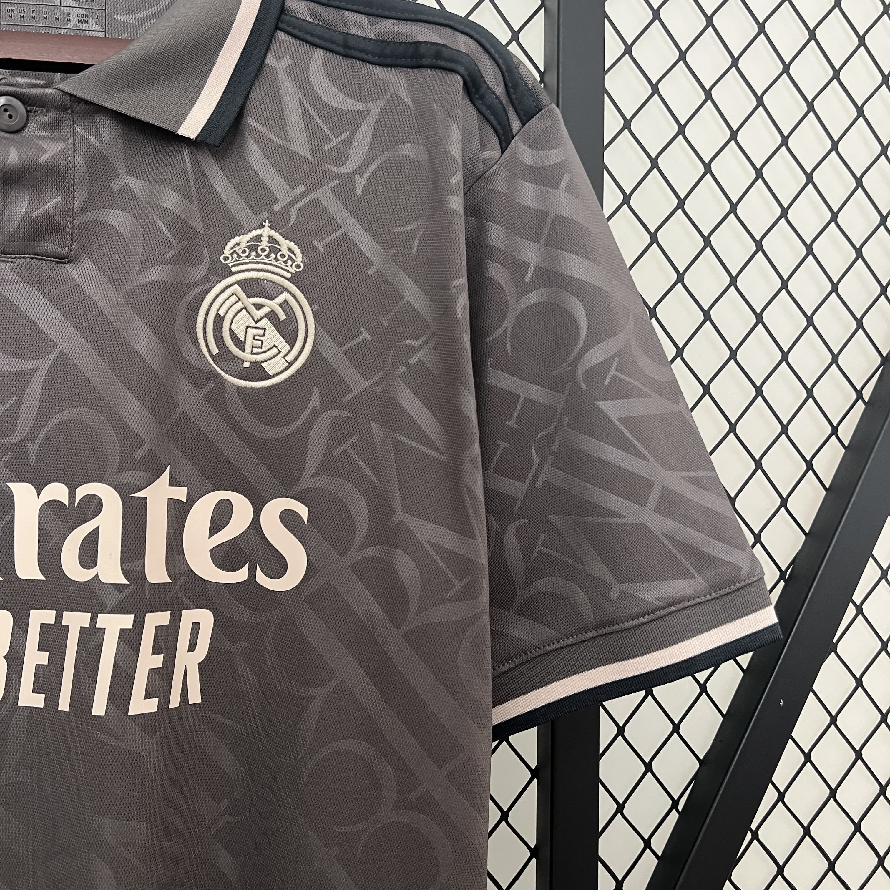 Terza maglia ufficiale del Real Madrid 2024/2025 - Grigia con accenti bianchi