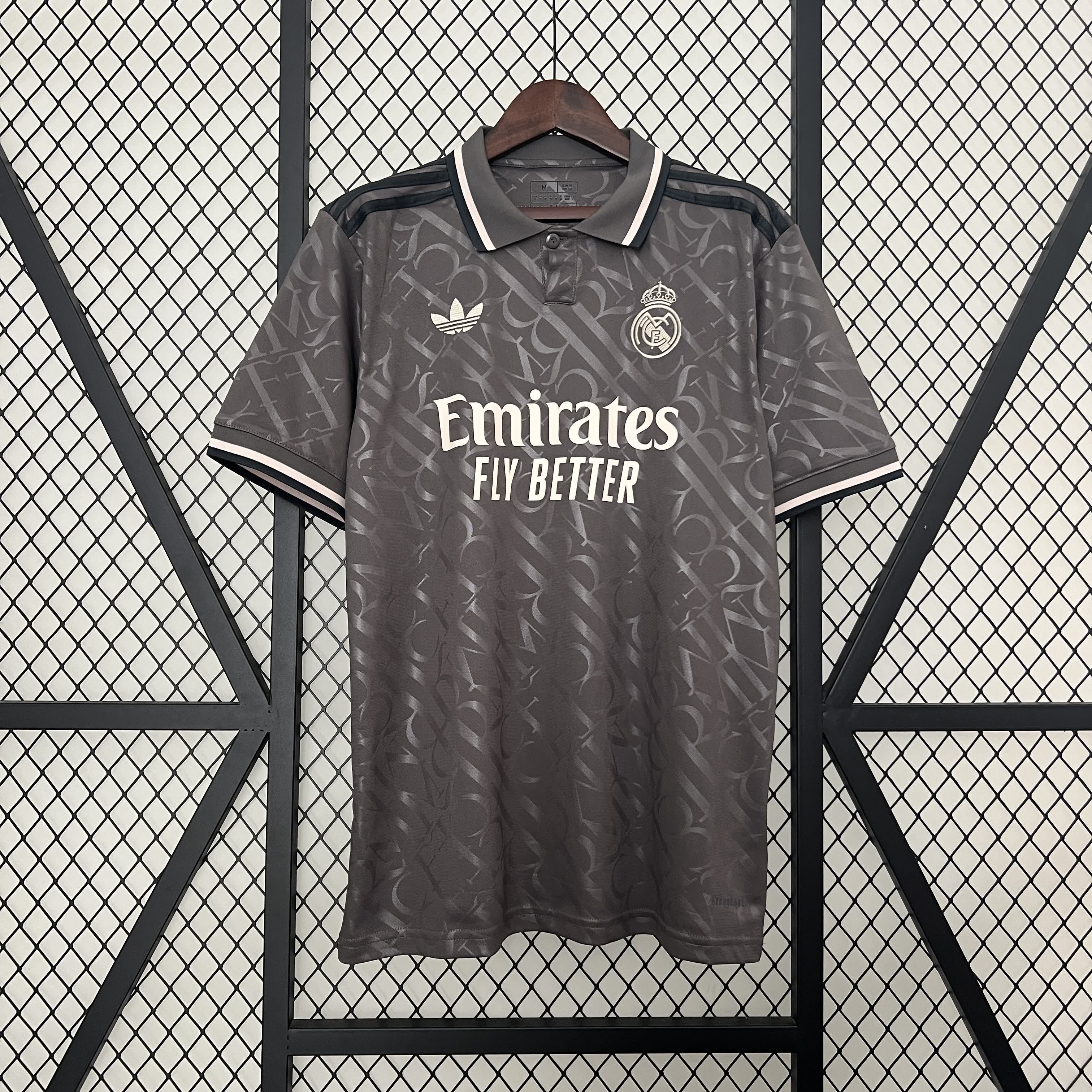 Terza maglia ufficiale del Real Madrid 2024/2025 - Grigia con accenti bianchi