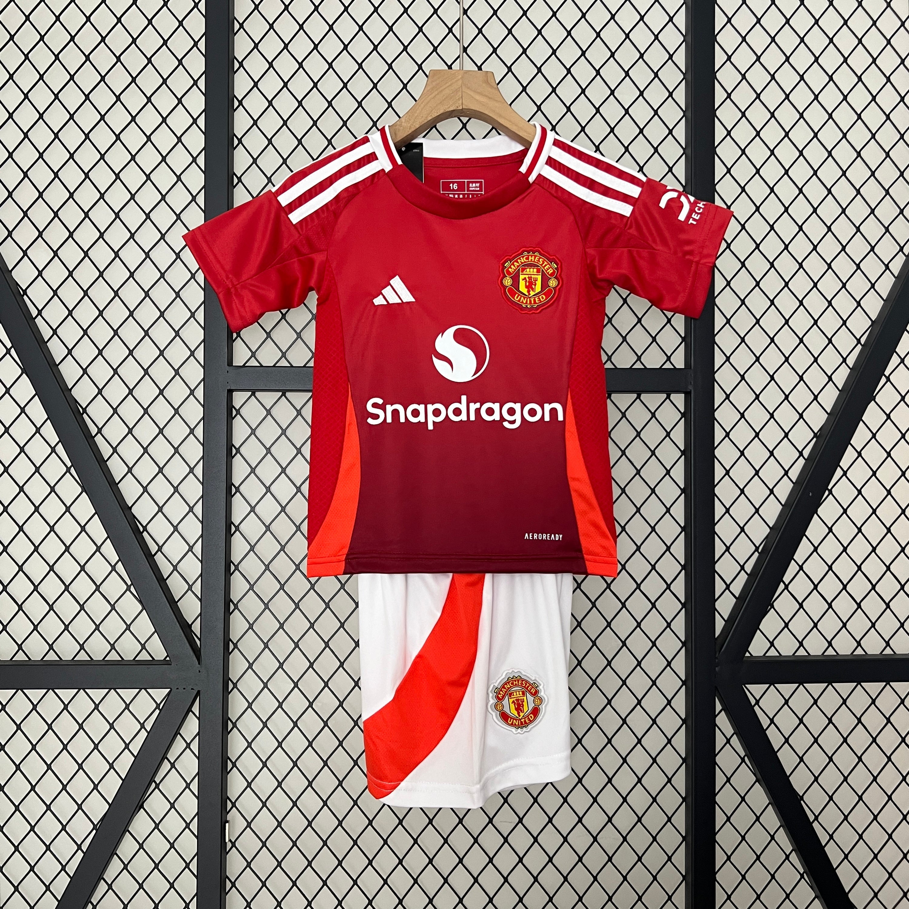 Manchester United Kids Home Kit 2024/2025 – Voor de Jongste United-Fans!