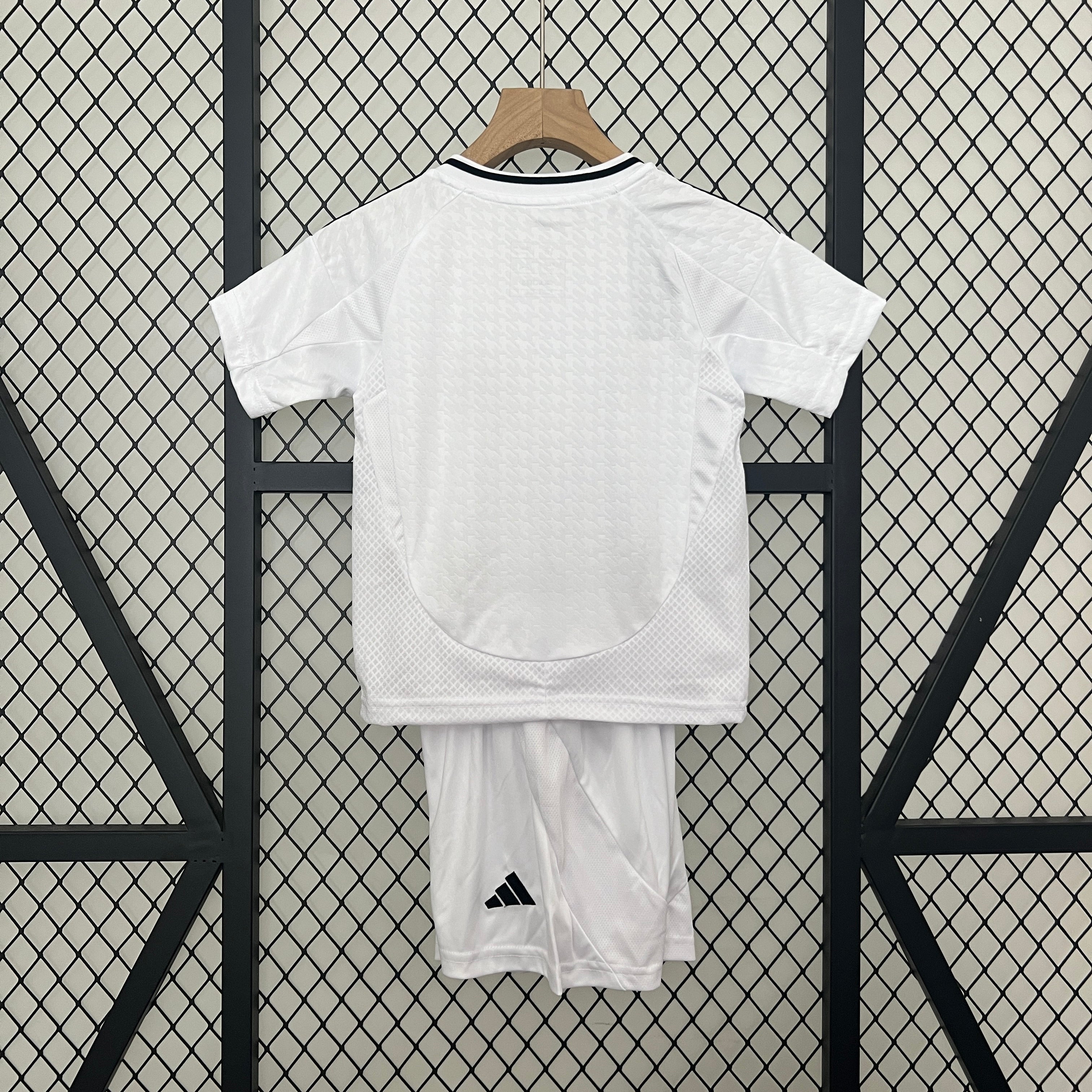 Real Madrid Kids Home 2024/2025 – Maten van 16 tot 28