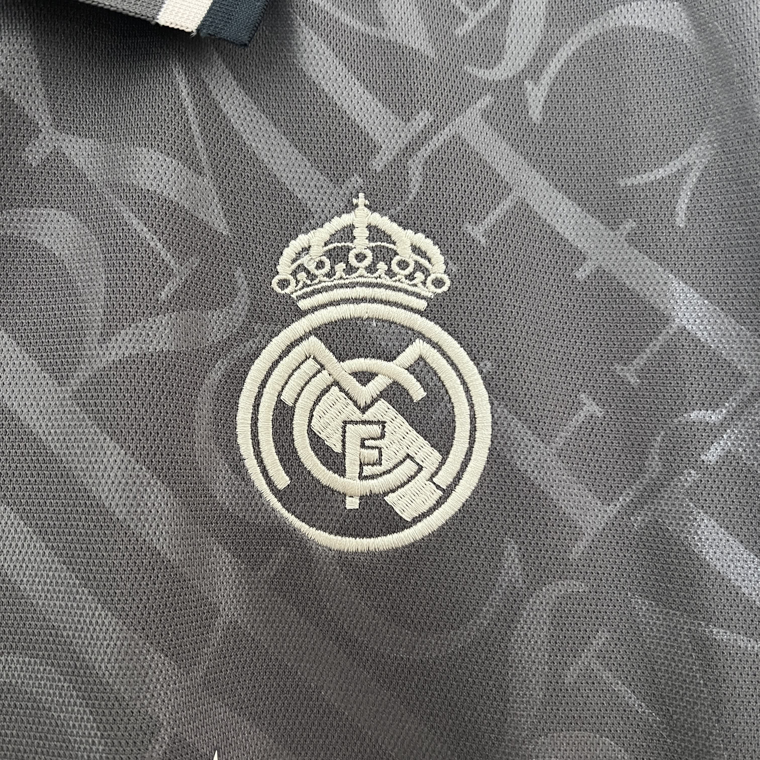 Terza maglia ufficiale del Real Madrid 2024/2025 - Grigia con accenti bianchi