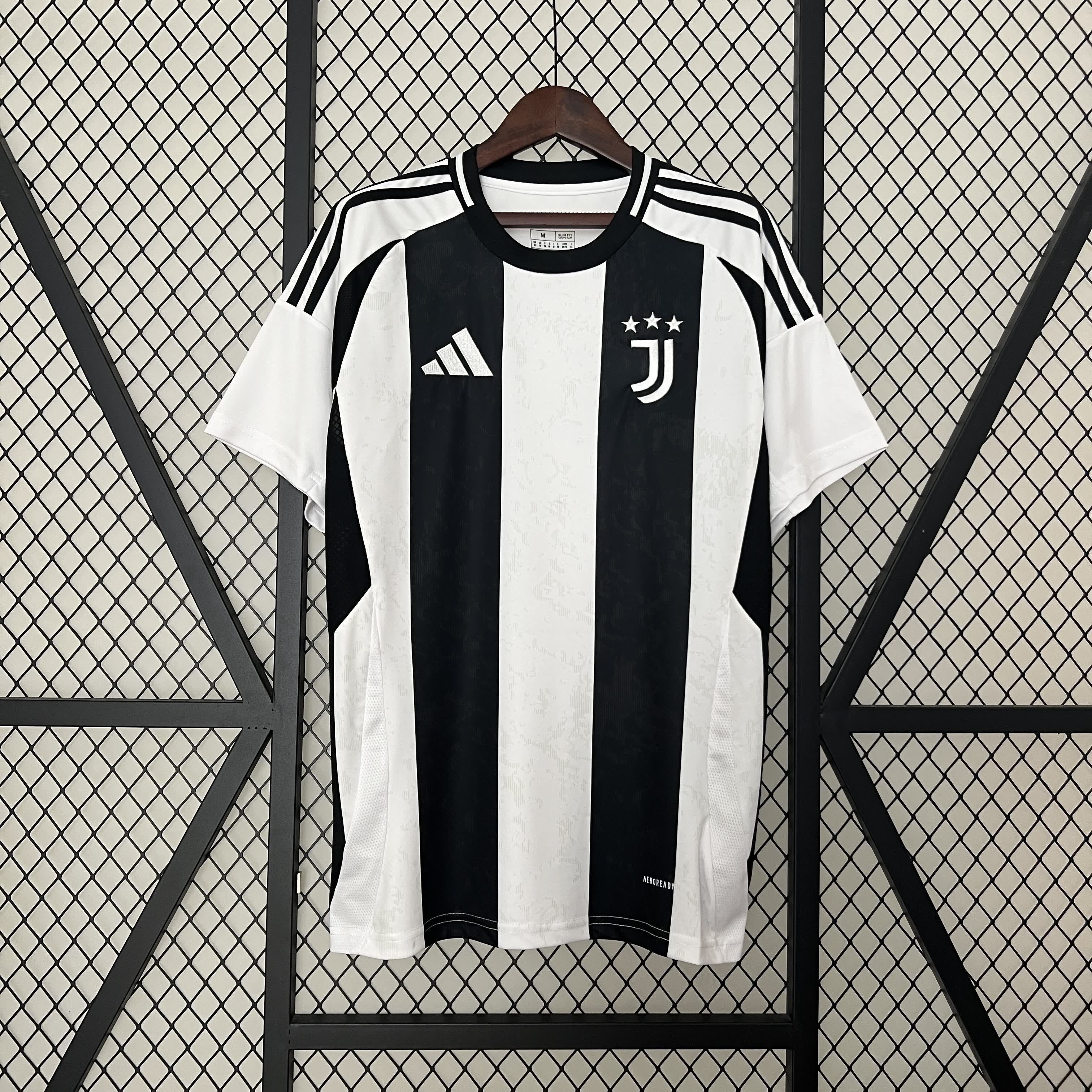 Offizielles Juventus-Heimtrikot 2024/2025 – Schwarz und Weiß mit klassischen Streifen