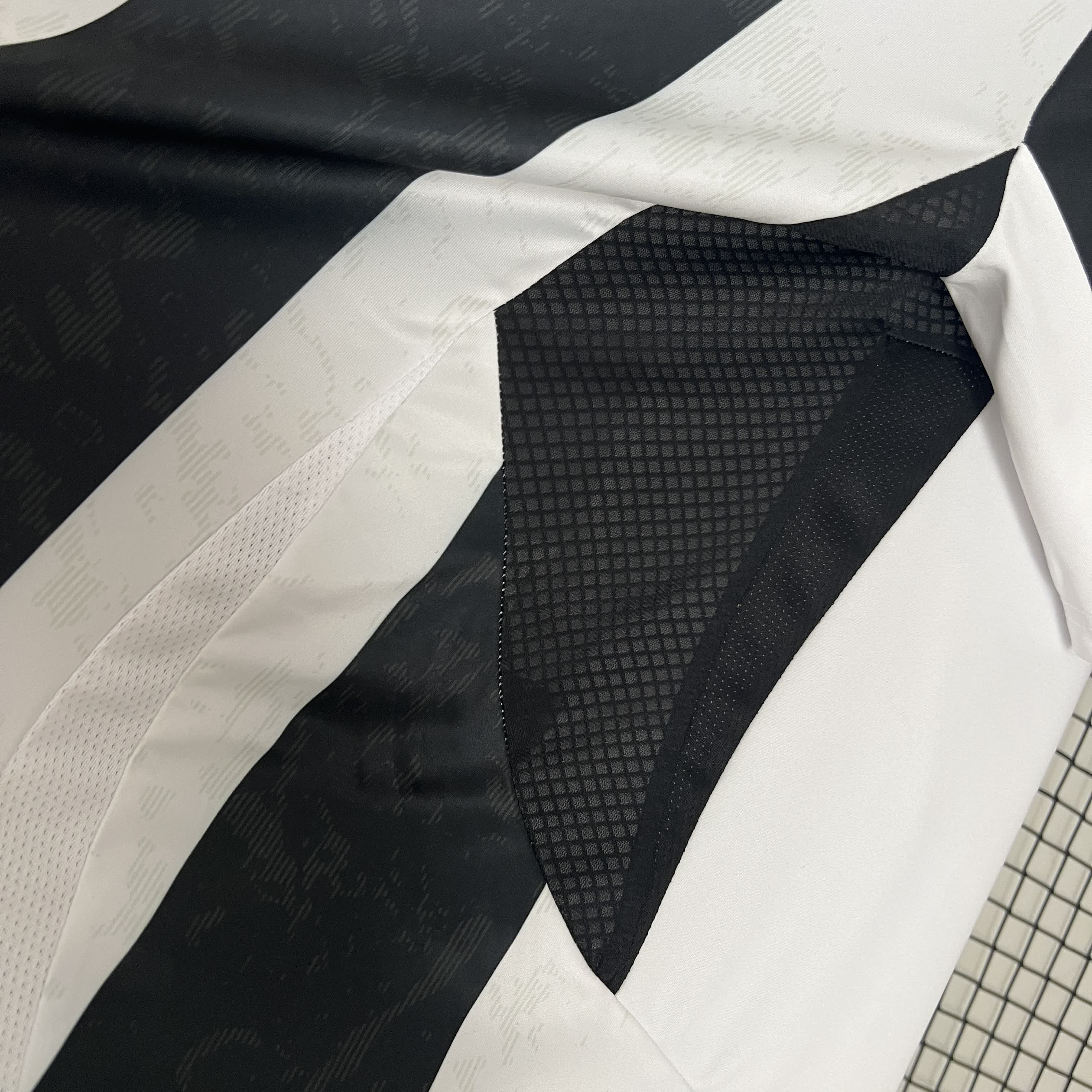 Maglia ufficiale Juventus Home 2024/2025 - Bianca e nera con strisce classiche