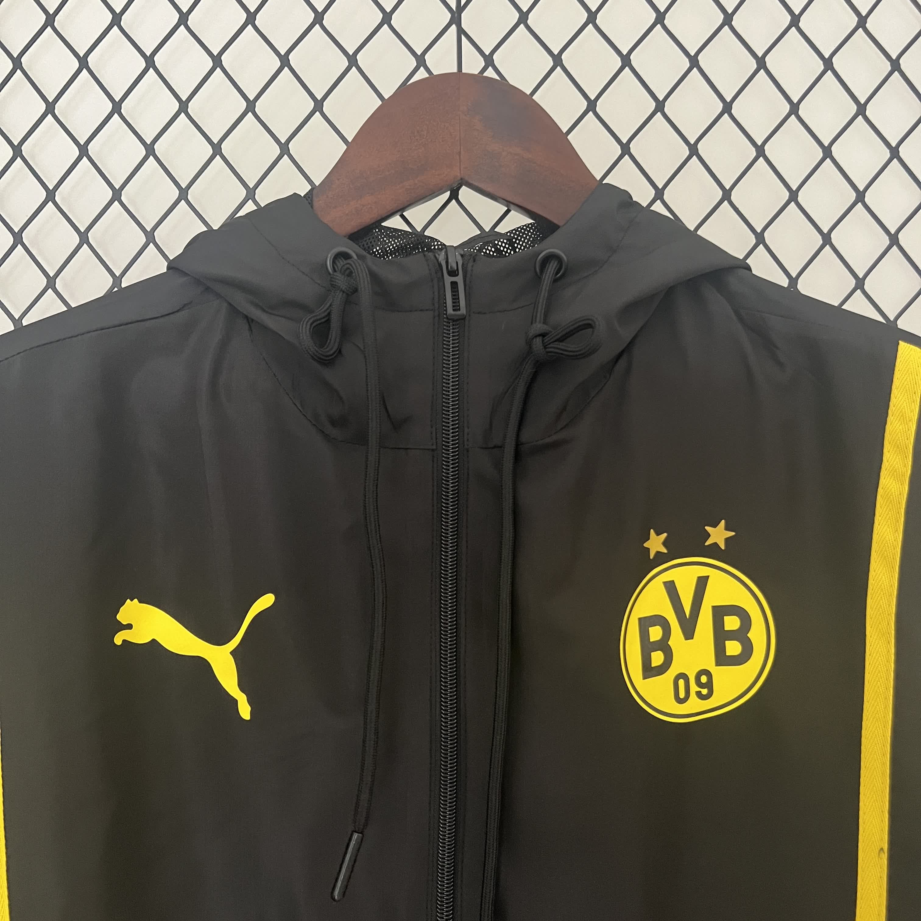 Borussia Dortmund Trenchcoat 2024/2025 – Kultiger Stil für echte Fans!