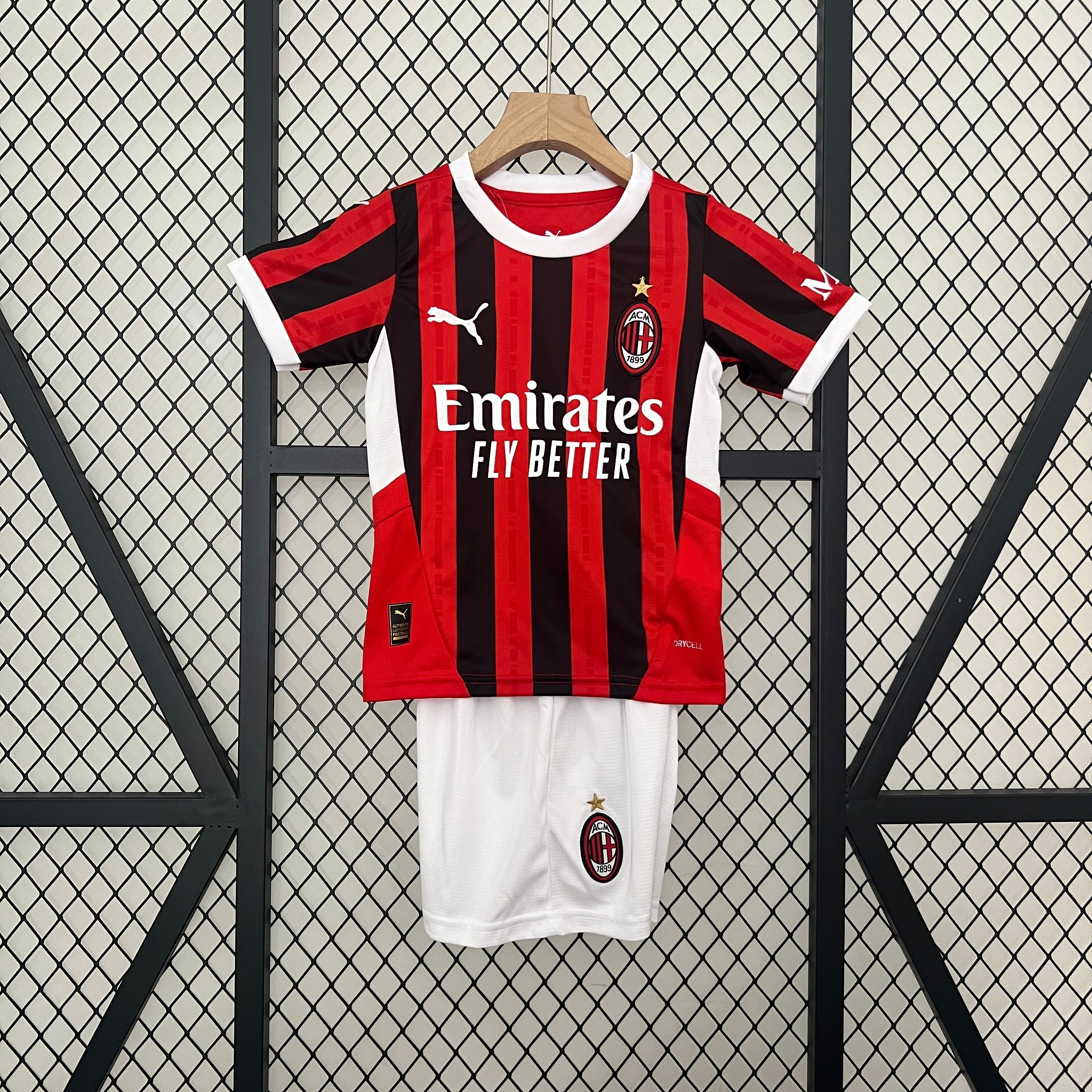 Milan Kids Home 2024/2025 – Maten van 16 tot 28 voor Jonge Rossoneri!