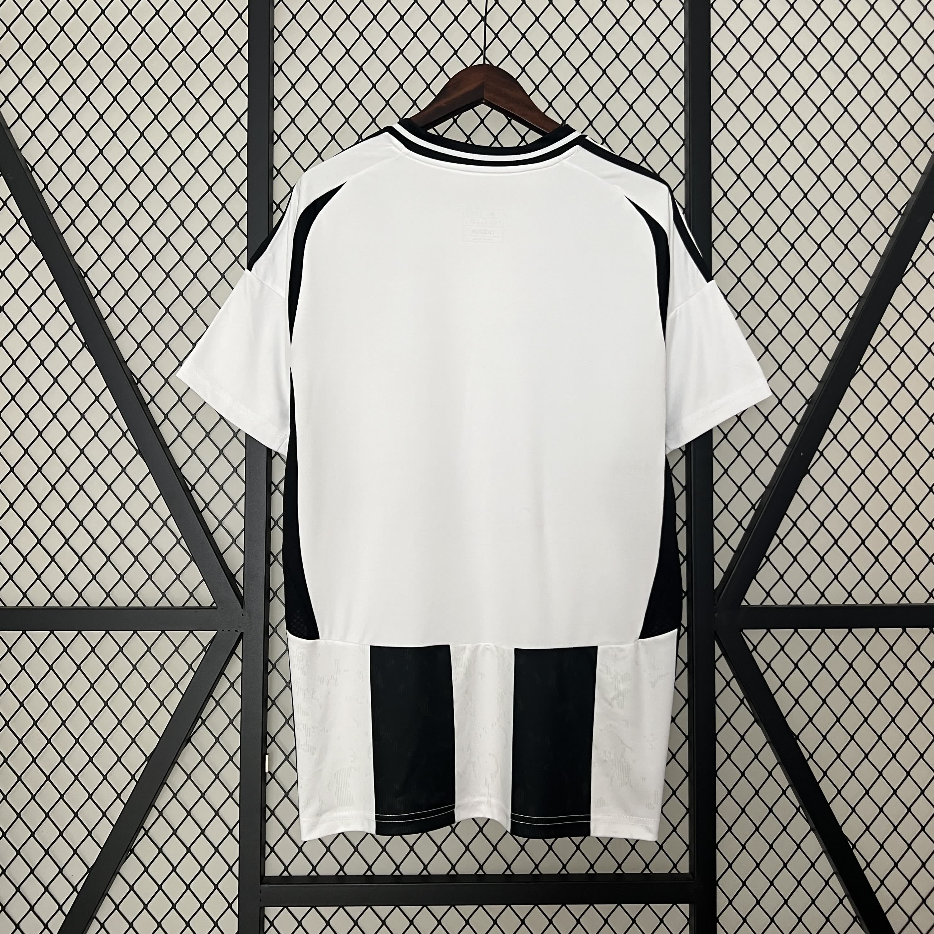 Maglia ufficiale Juventus Home 2024/2025 - Bianca e nera con strisce classiche