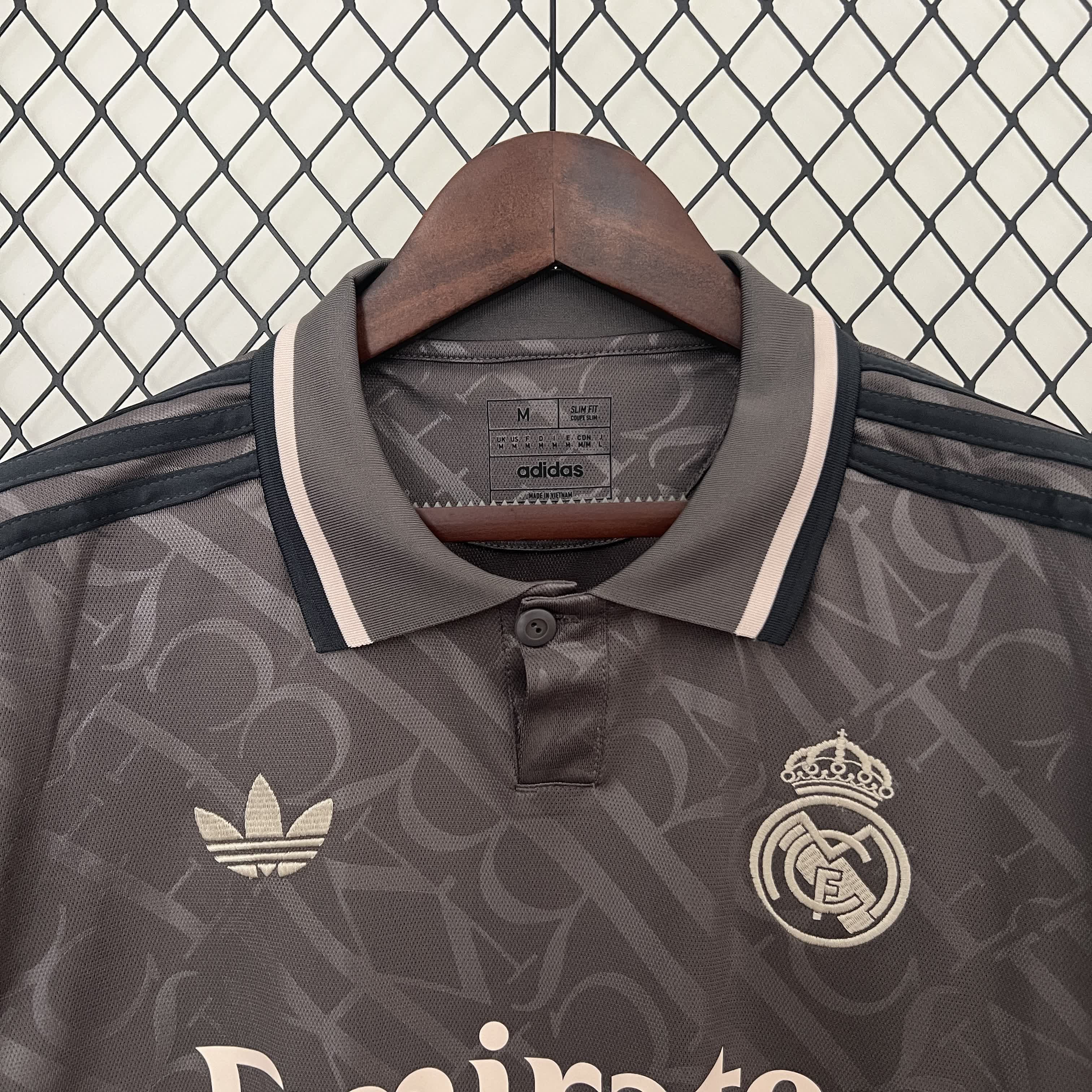 Terza maglia ufficiale del Real Madrid 2024/2025 - Grigia con accenti bianchi