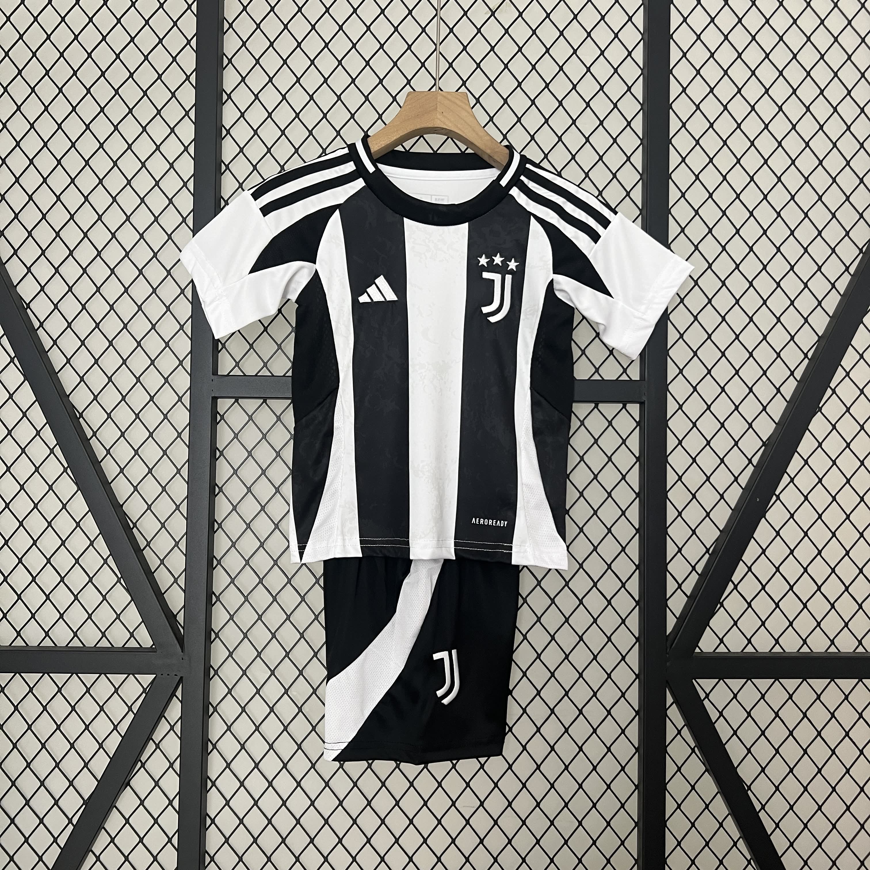 Juventus Kids Home Kit 2024/2025 – Voor Jonge Bianconeri Fans!