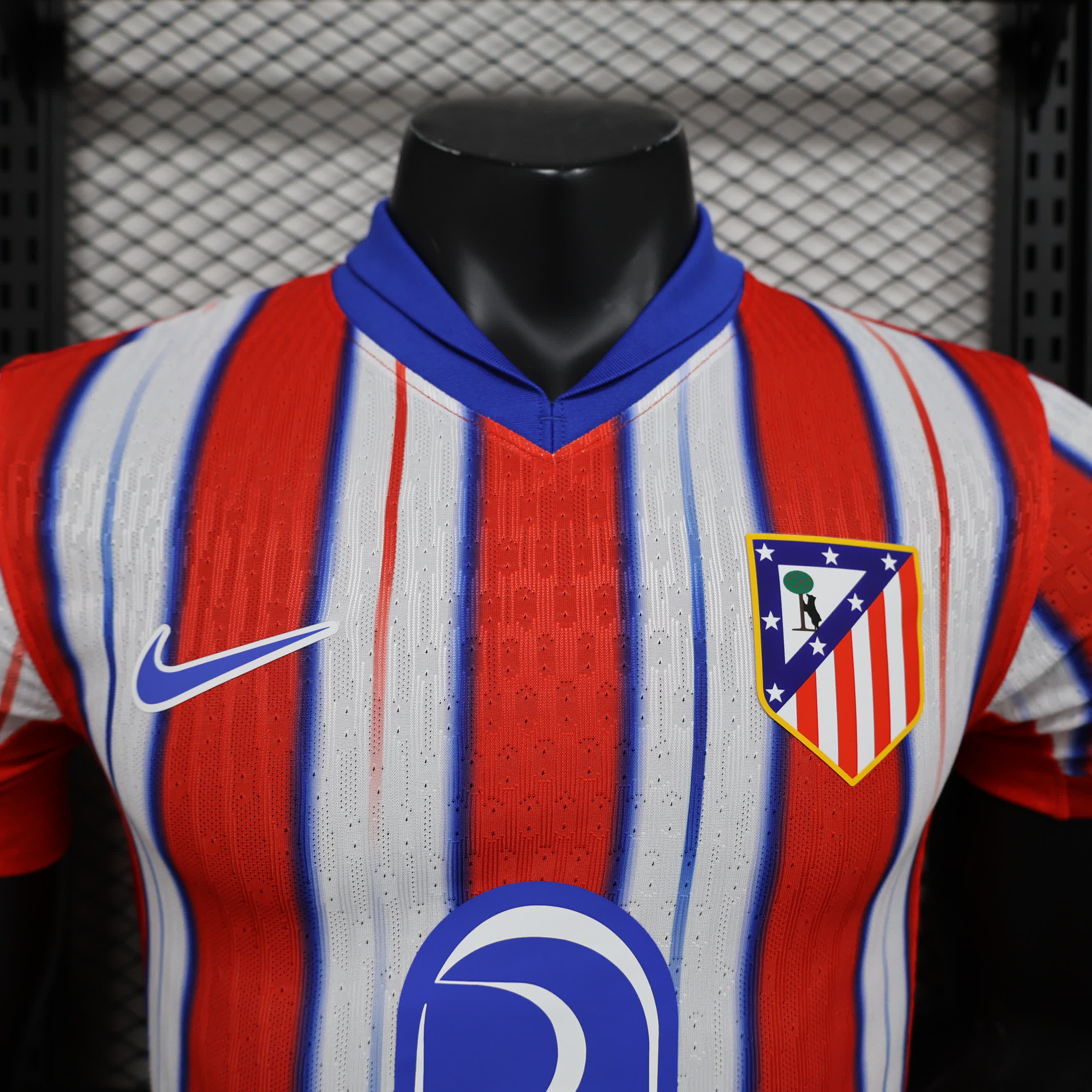 Terza maglia ufficiale dell'Atlético Madrid 2024/2025 - Rossa, Bianca e Blu